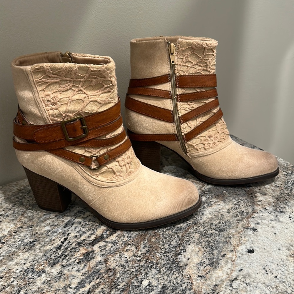 Pierre Dumas SZ 8 1/2. Booties. Cream distressed color